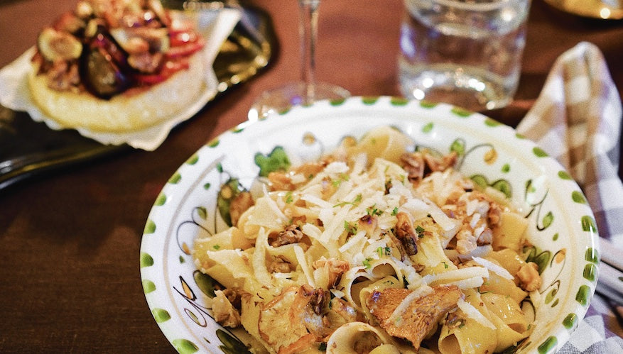 Höstens krämiga kantarellpasta med brynt smör och valnötter