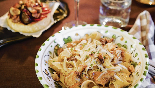 Höstens krämiga kantarellpasta med brynt smör och valnötter