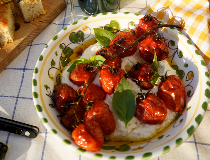 Recept: Bakad fetaoströra med rostade tomater
