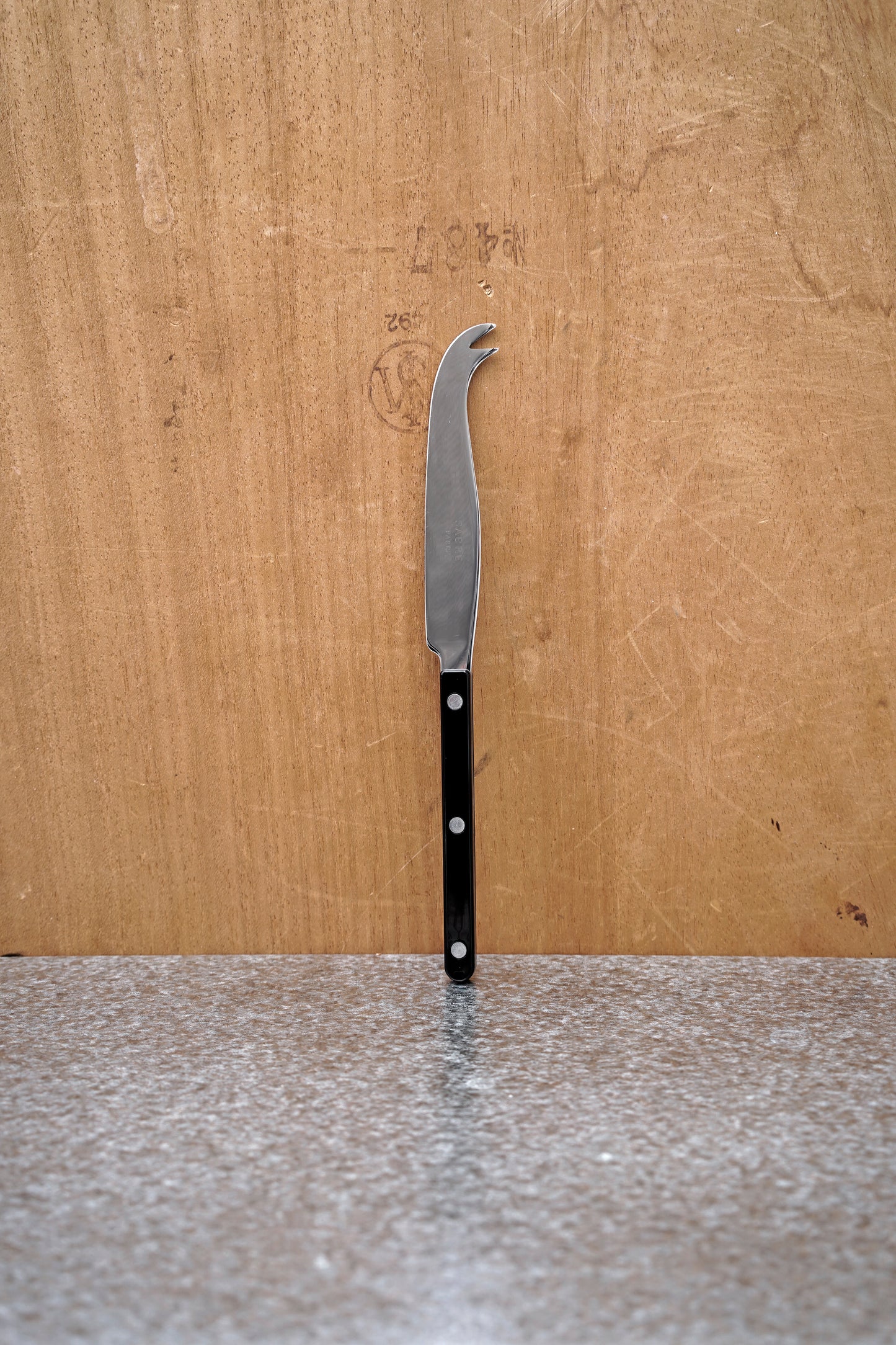 Dubbeltandad ostkniv, svart